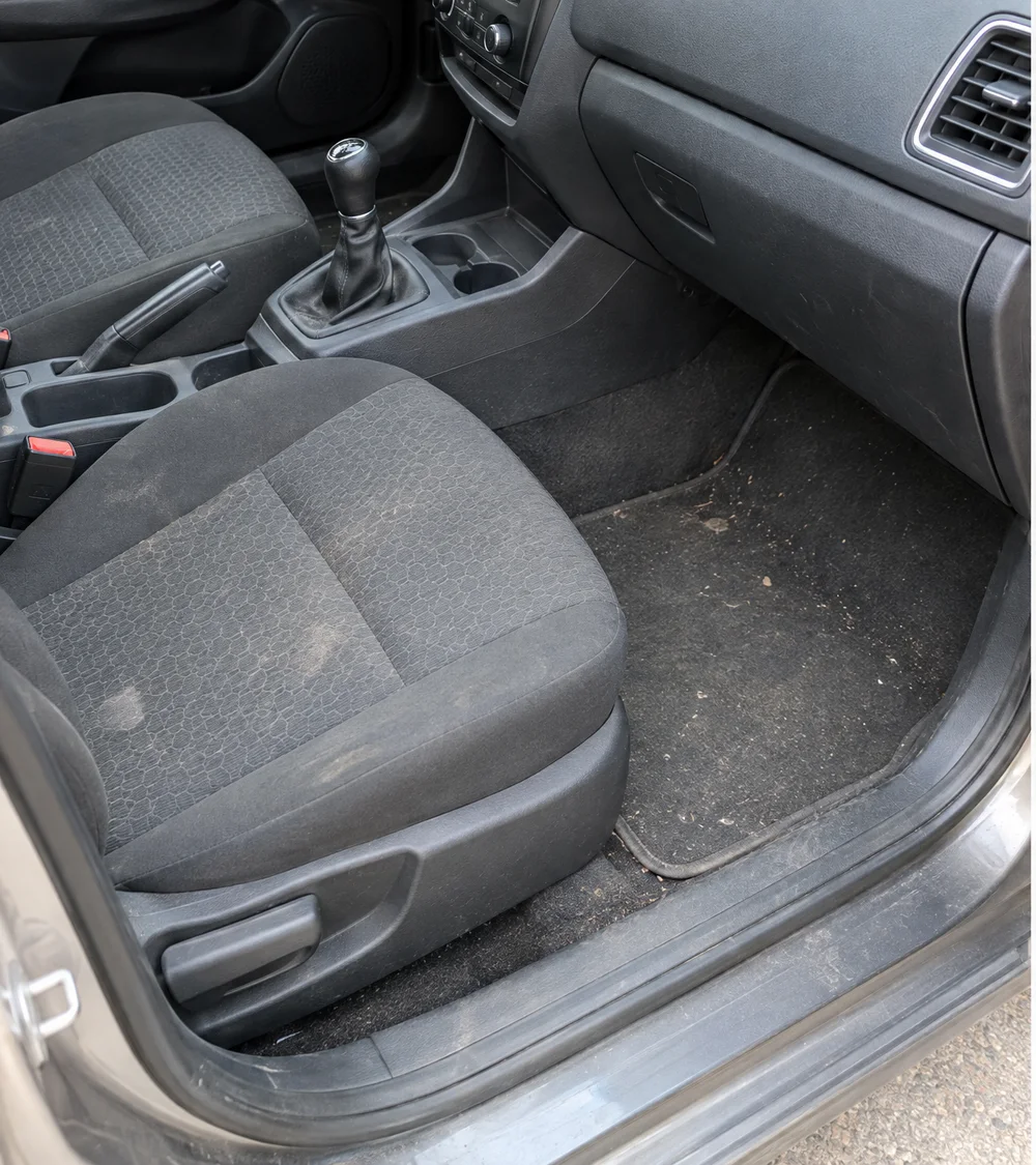 Interior do veículo antes da higienização, exemplo de serviço da Santos Lavacar
